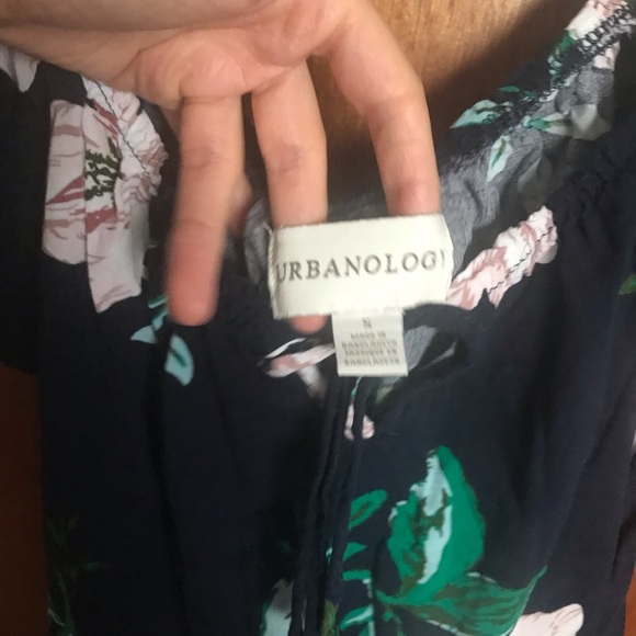 Super cute White flower top by Urbanology - Picture 2 of 2